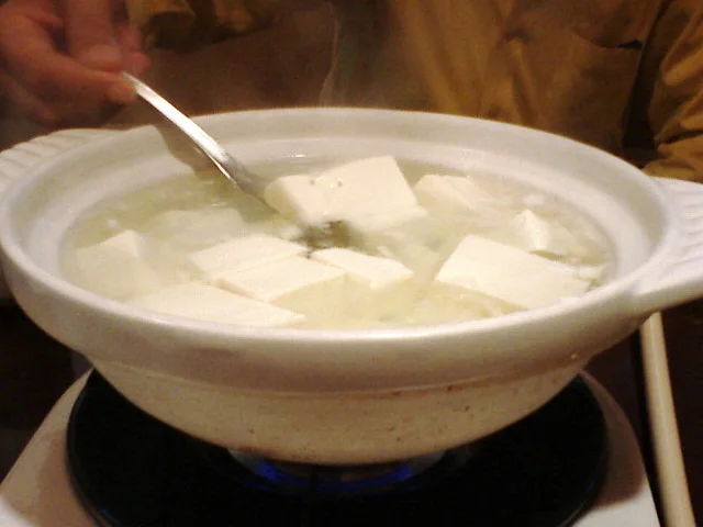 土鍋の湯の中で温まる湯豆腐
