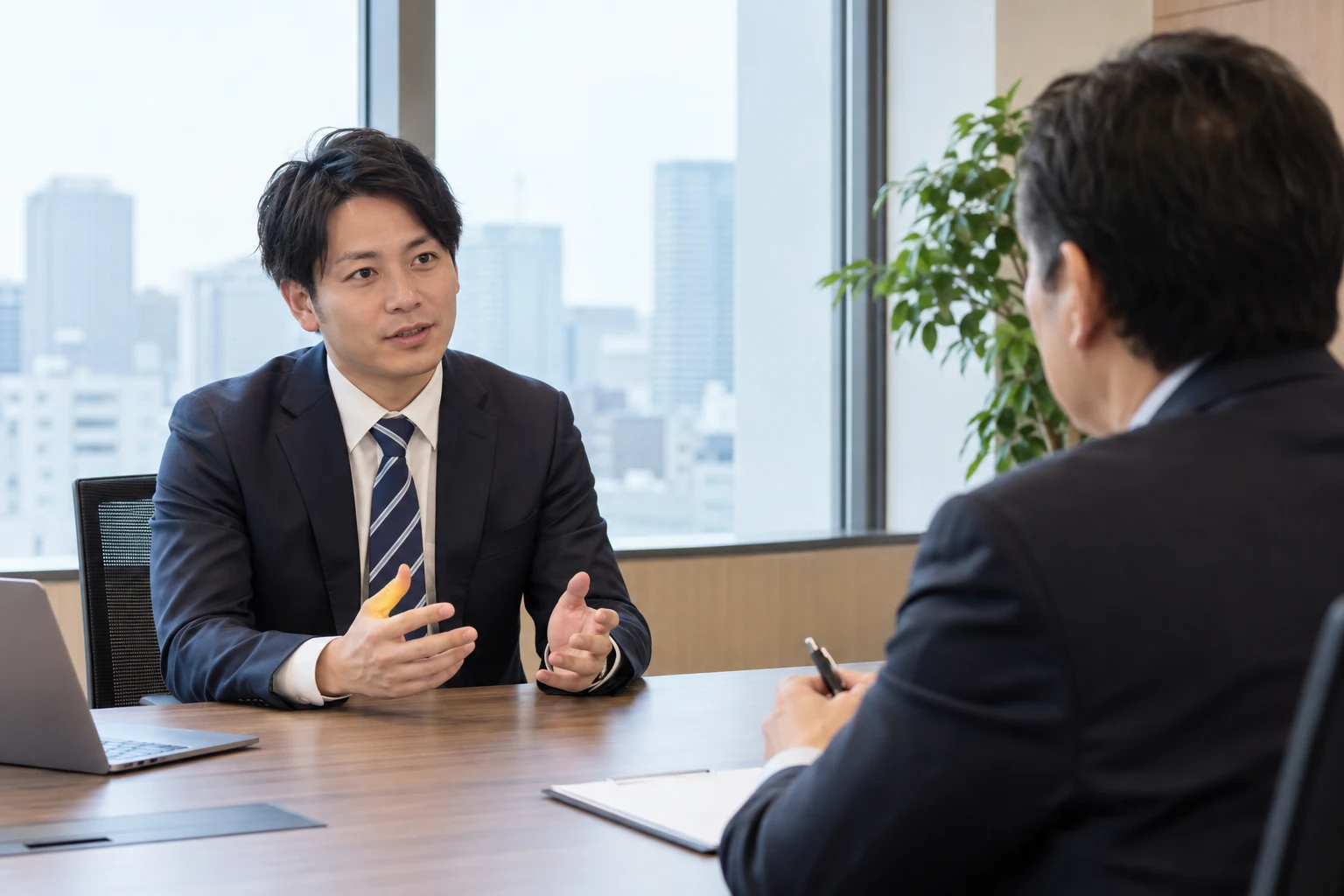 日本人男性が公的な相談窓口で転職と生活条件を相談する様子
