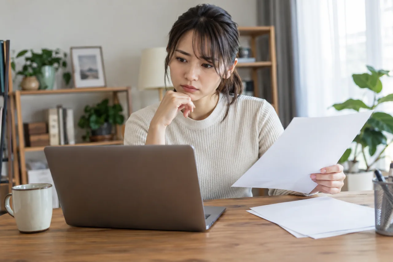 口コミの内容を公式情報と照合する日本人女性