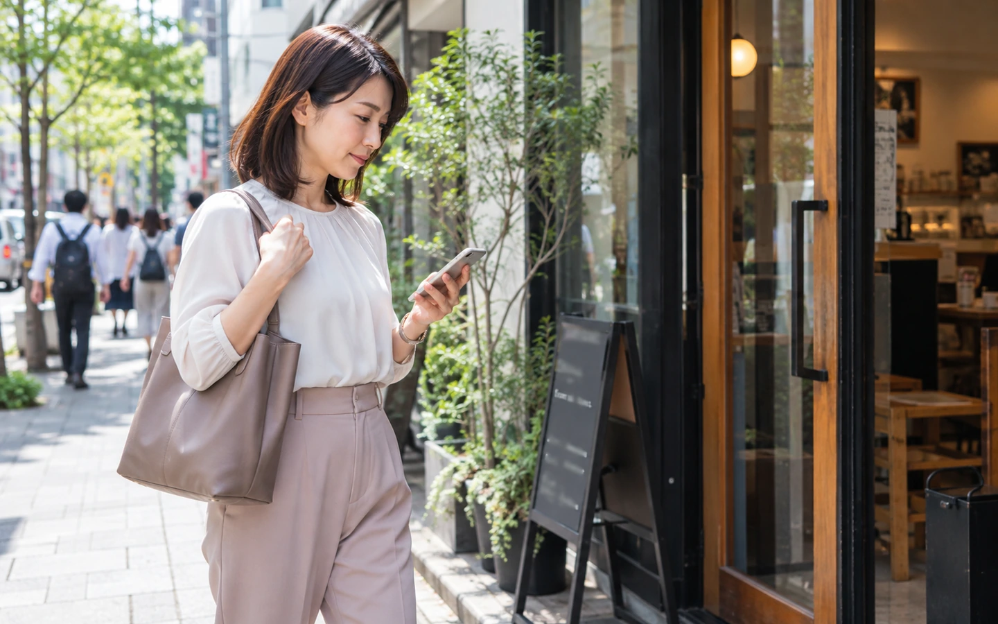 日中の人通りがあるカフェへ向かう日本人女性の初対面前の編集イメージ