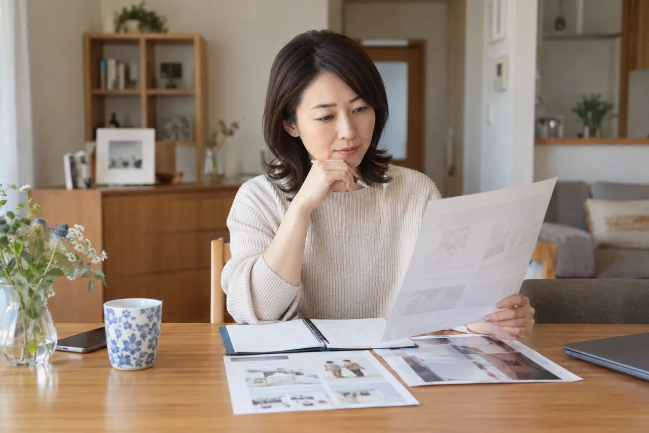 結婚相談所の仕組みを資料で確認する日本人女性