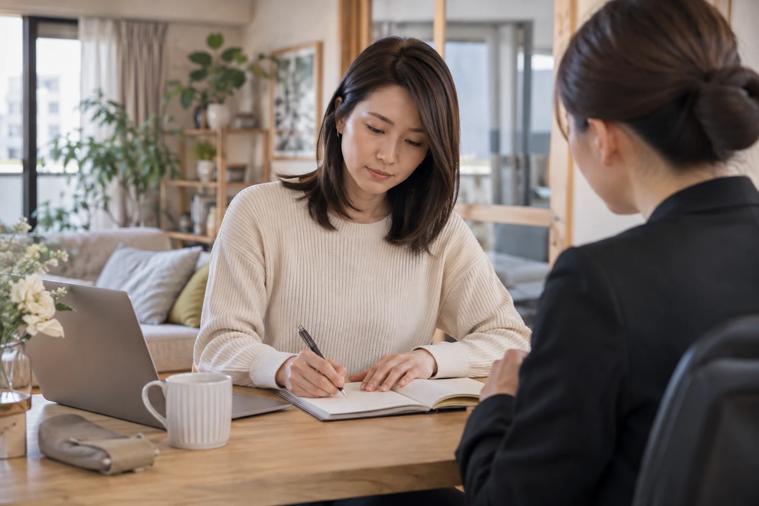 日本人女性が結婚相談所の担当者へ相談する内容をまとめる様子