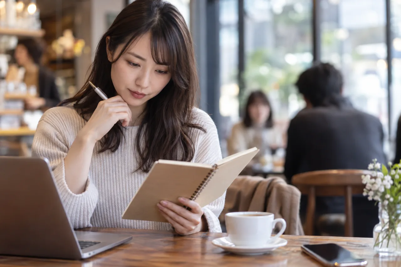 独身証明書と本人確認書類を準備する日本人女性
