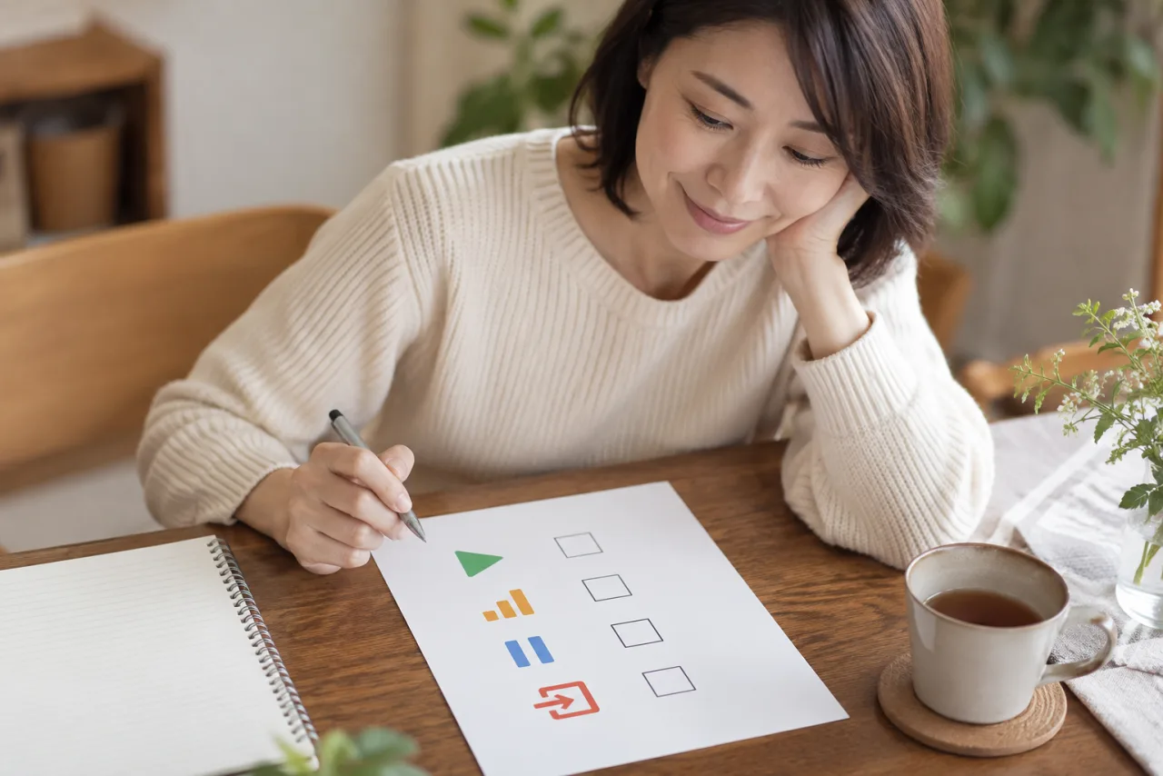 日本人女性がスマートフォンを伏せて自分の連絡頻度の境界線を考えている様子