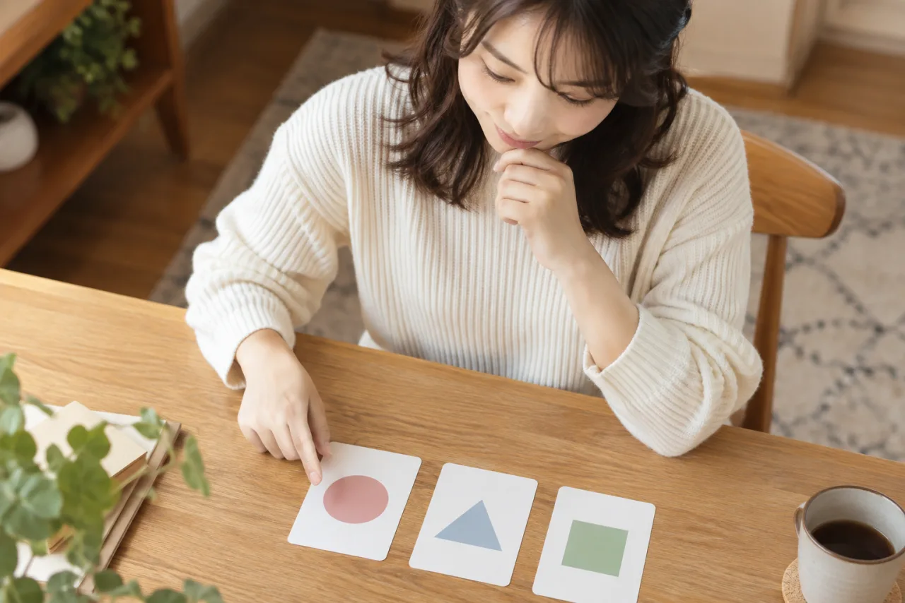 日本人女性が白紙のカレンダーとノートでアプリを使う予定を整理している様子