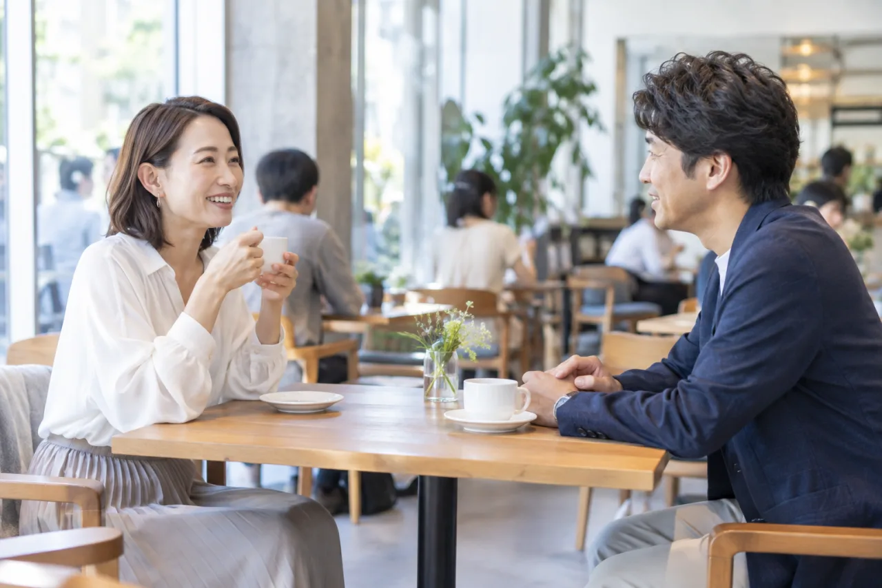 日本人女性がアプリの月額料金と自動更新を電卓と白紙のノートで確認している様子