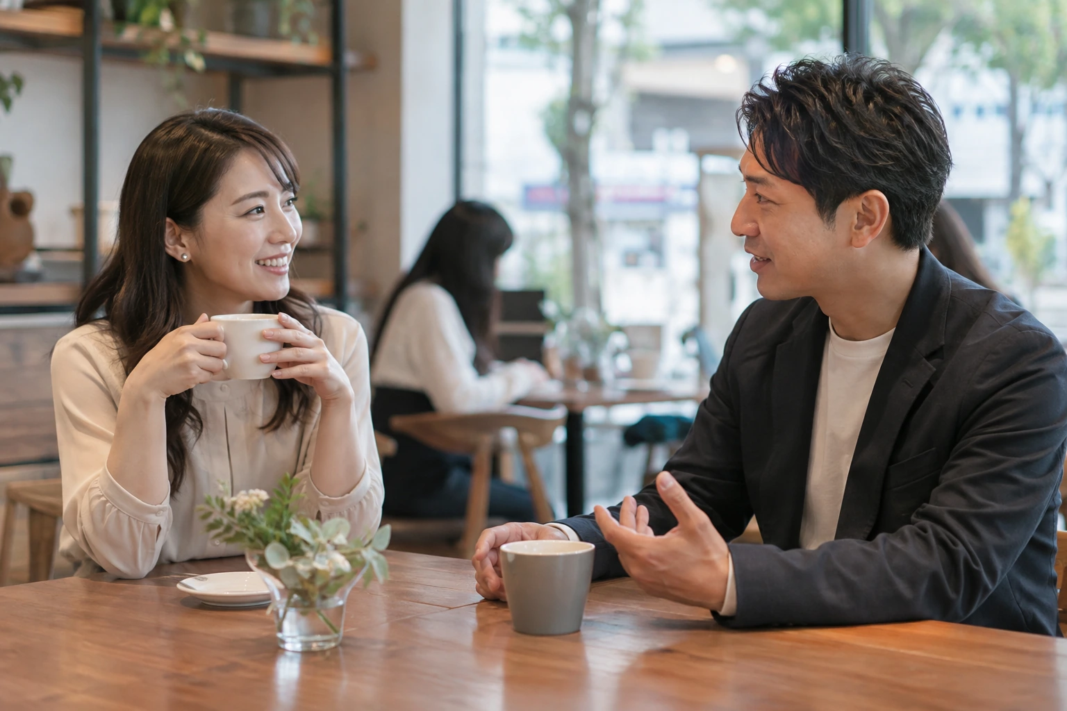 日本人の男女がスマートフォンのメッセージについて落ち着いて話す様子