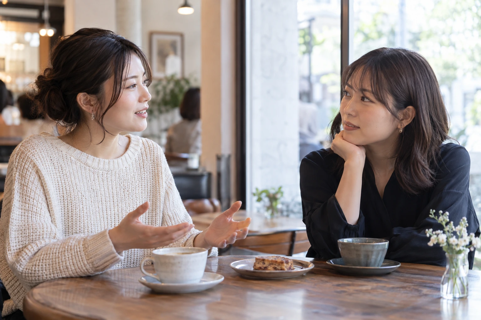 マッチングアプリを使うか迷う友人の話を、カフェで聞く日本人女性二人