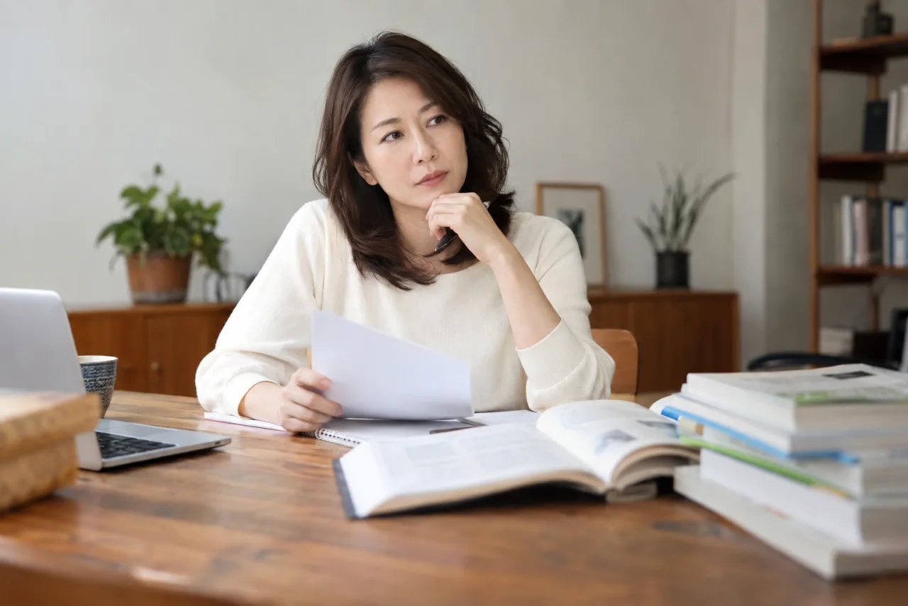 3つの簿記検定の出題範囲を比較する日本人女性