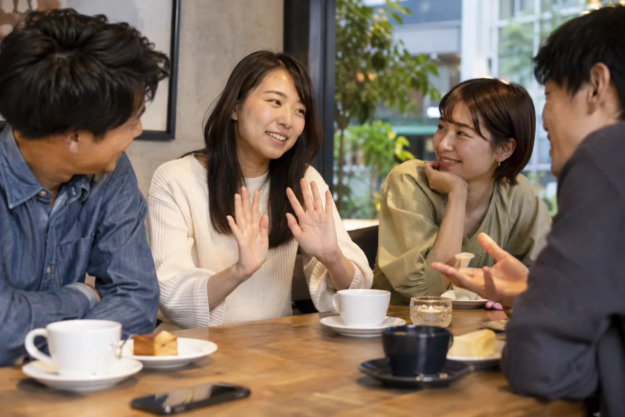 日本人の友人同士がカフェで飲み会に参加しない選択を話し合う