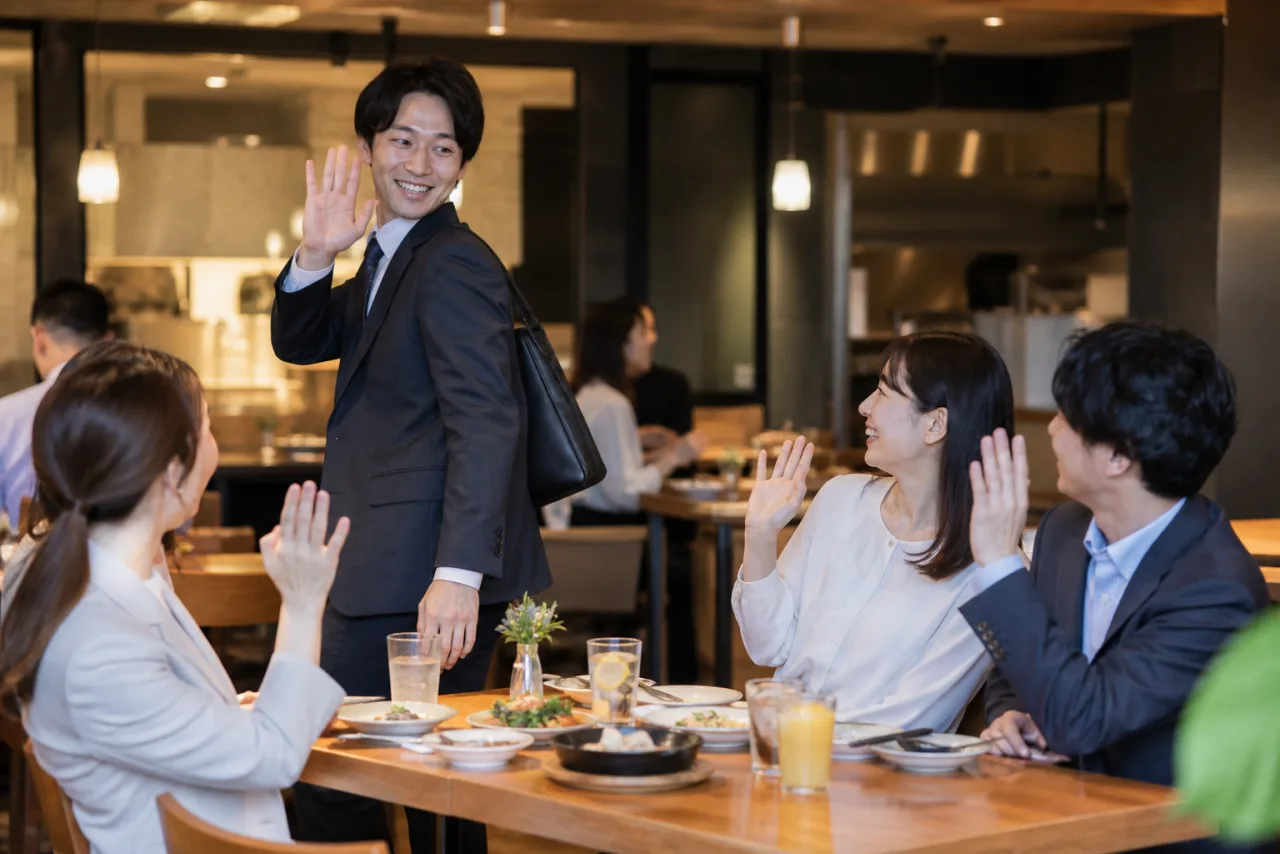 日本人の職場の仲間が飲み会の途中で早めに帰ることを穏やかに伝える