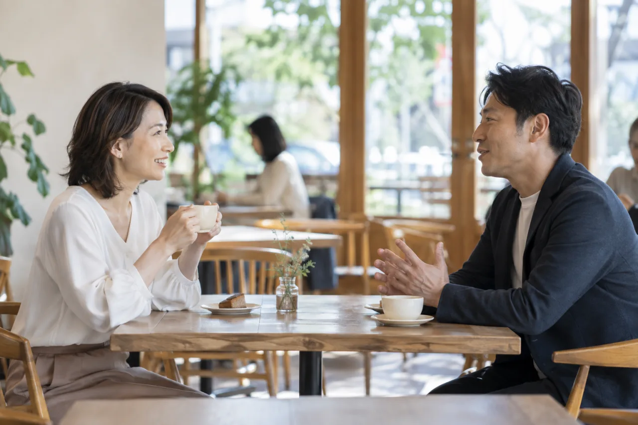 日本人女性が婚活プロフィールの希望条件をノートに書いている様子