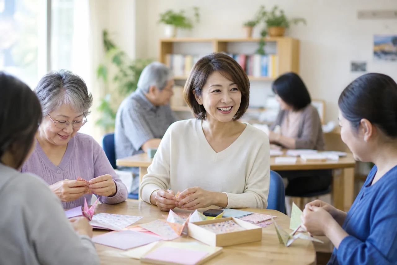 日本人の男女が明るいカフェで初対面の会話をしている様子
