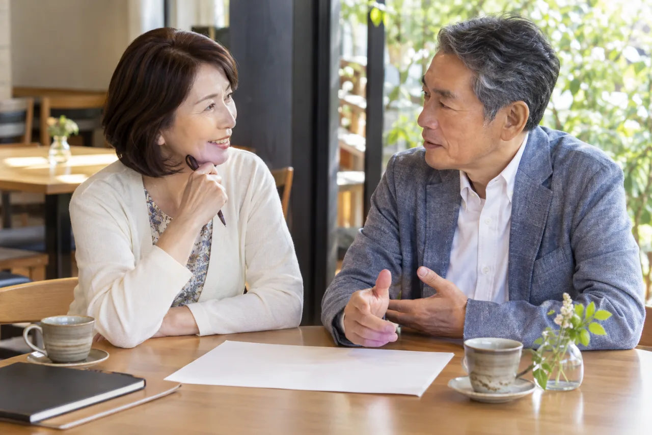 将来の住まいや家族との関わりを話し合う60代の日本人男女