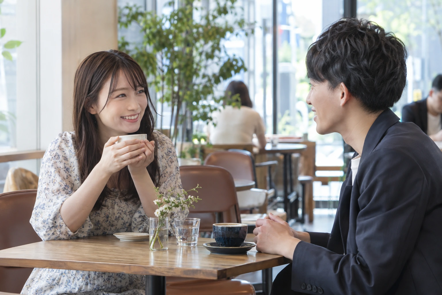 日本人の20代女性が婚活サービスの料金と契約条件を確認する様子