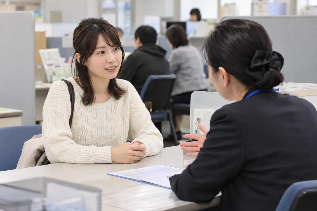 ハローワークの窓口で転職相談をする日本人女性