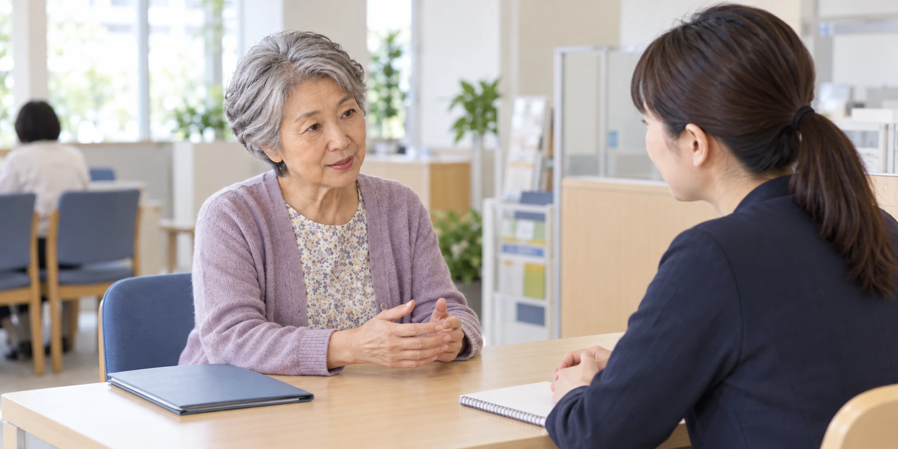 カウンター越しに向かい合って話す二人の女性