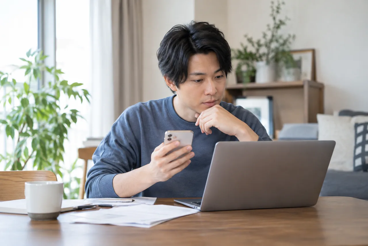 同居世帯の制度を自治体の情報で確認する日本人男性