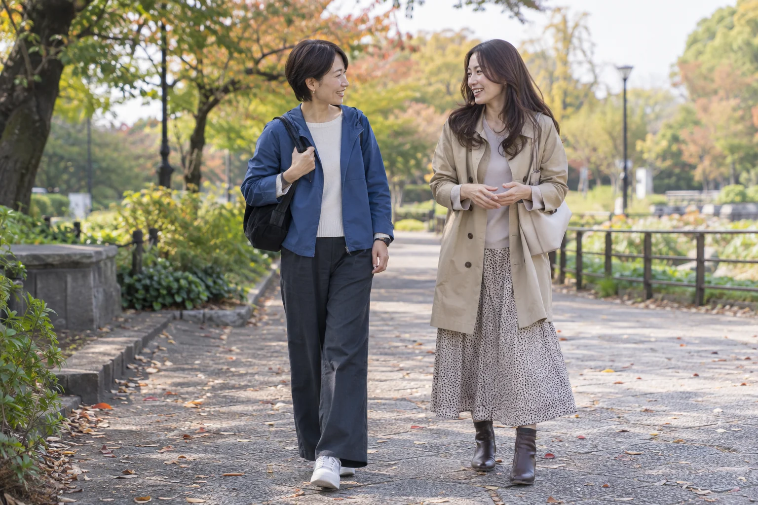 公園で歩きながら自然に話す二人の日本人女性