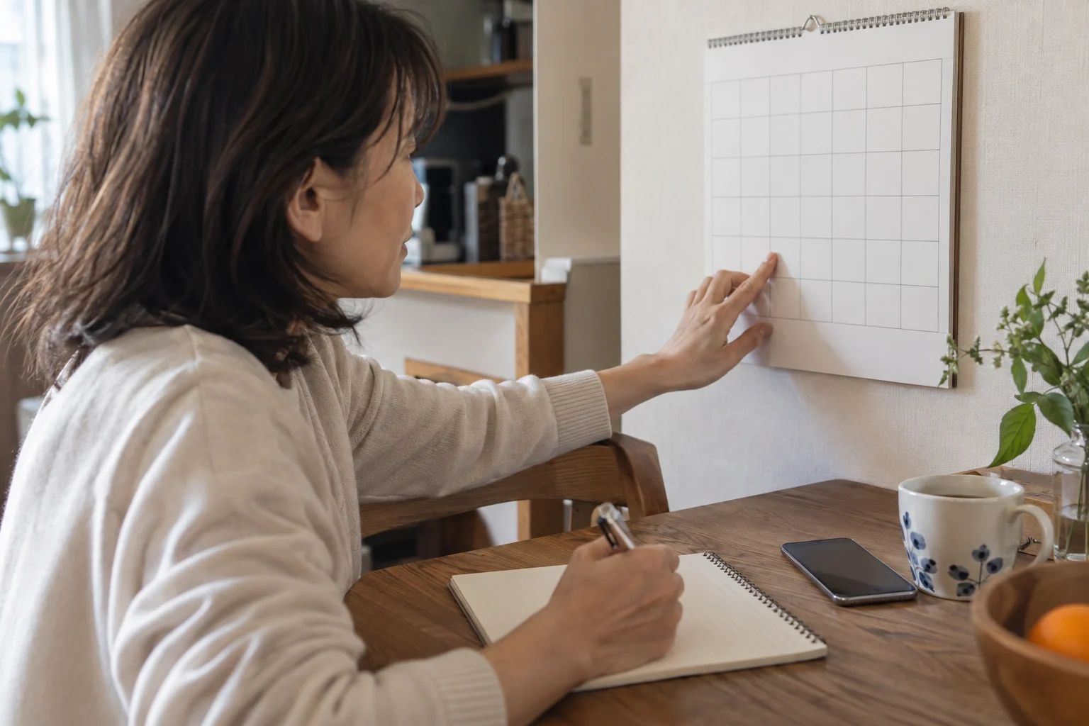 自分が出せる時間をカレンダーで確認し、短い誘いを考える日本人女性