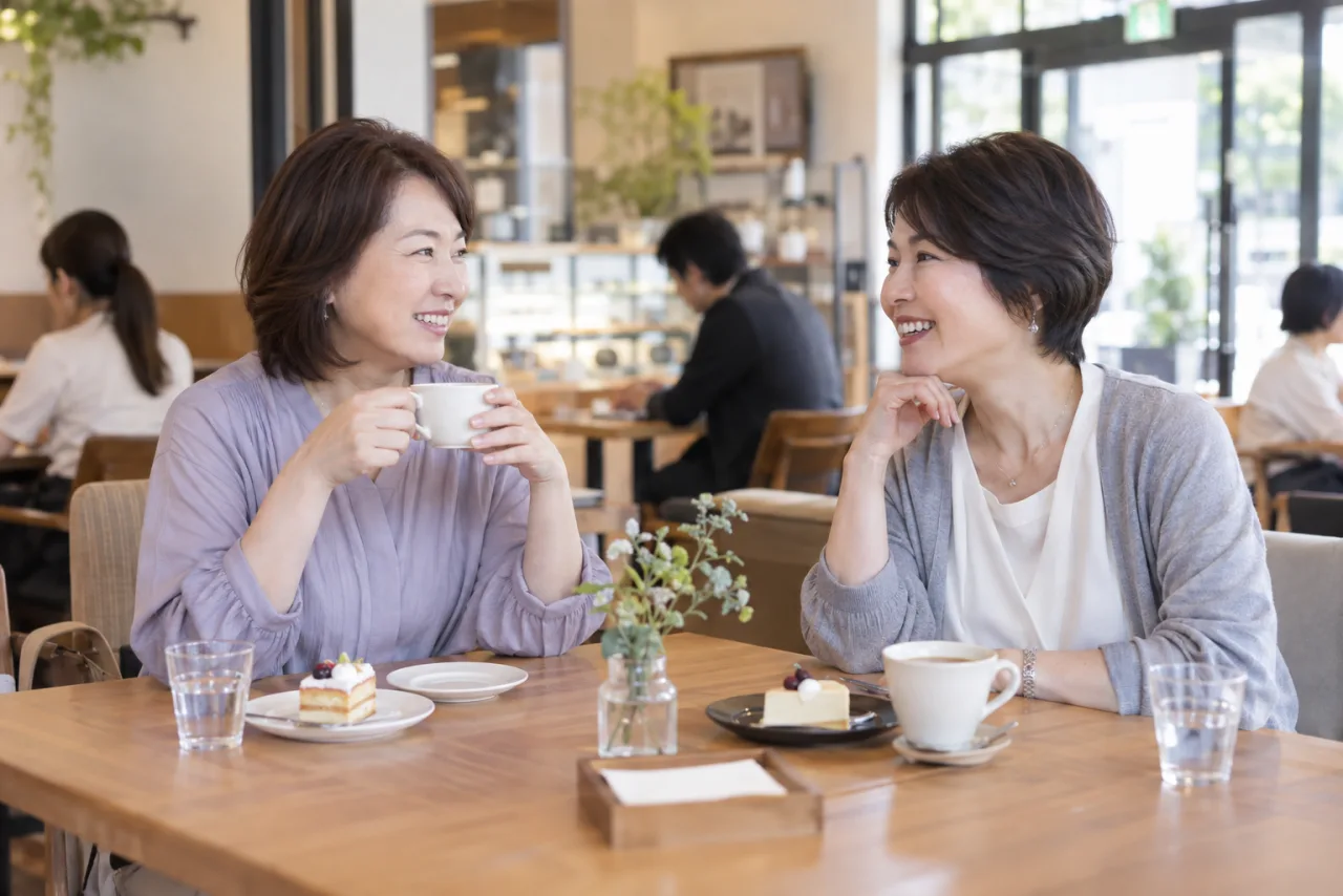 日本人女性が小さな誕生日プレゼントと白紙のカードを用意している様子