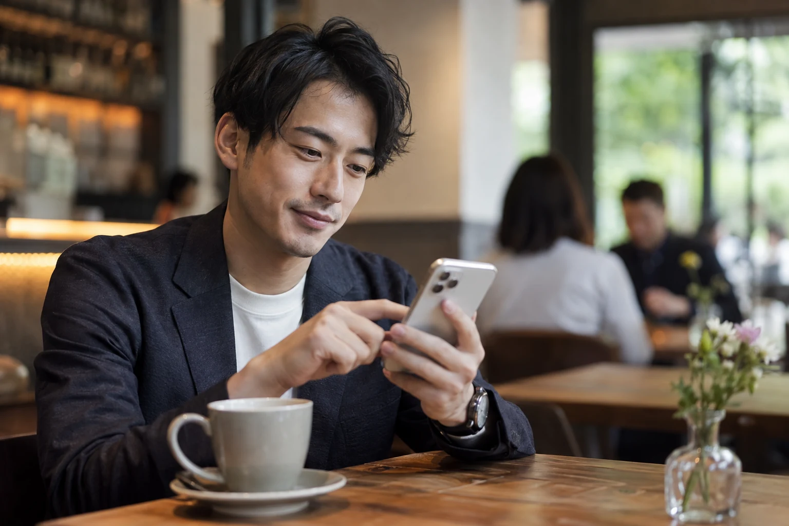 日本人の男女が関係の希望を落ち着いて話し合う様子