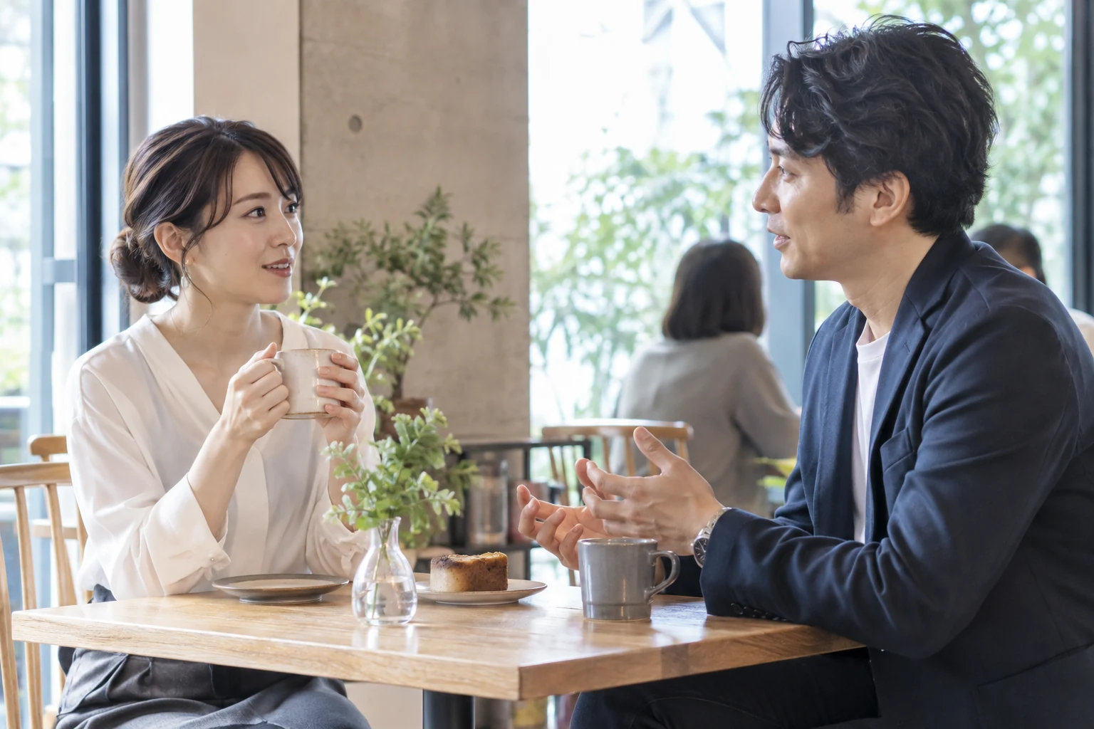 日本人の男女が境界線と連絡頻度を話し合う様子