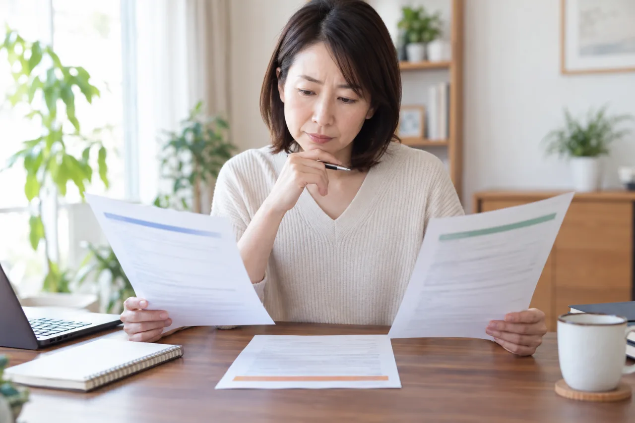 求人票と転職エージェントの支援条件を比べる日本人女性