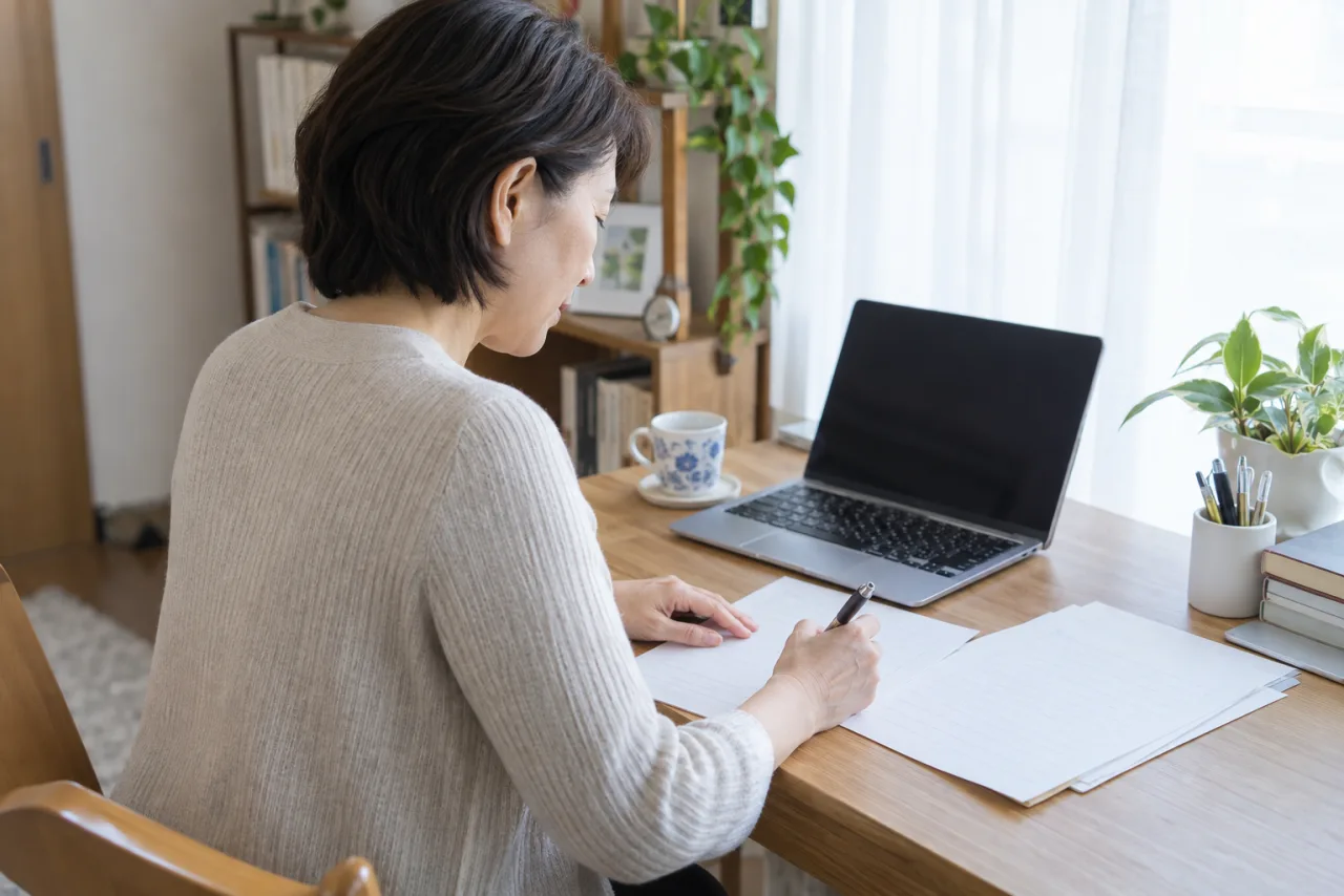 日本人女性がこれまでの事務経験とできる仕事をメモしている