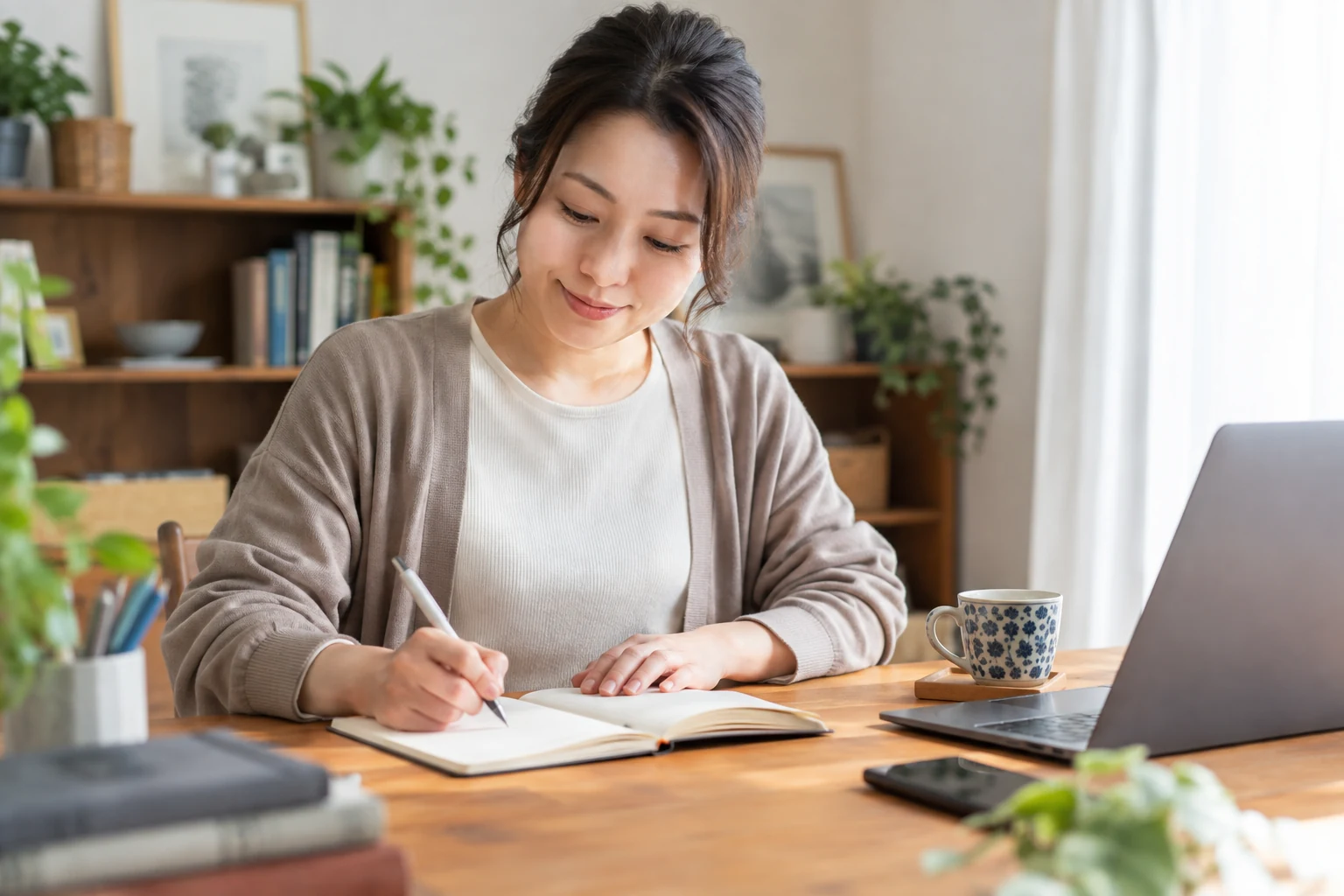 30代の女性がこれまでの仕事をノートに書き出している様子
