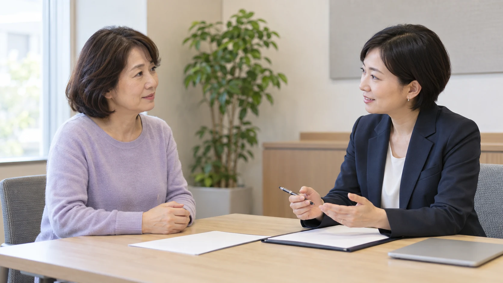 50代の女性が転職相談で条件を確認する様子