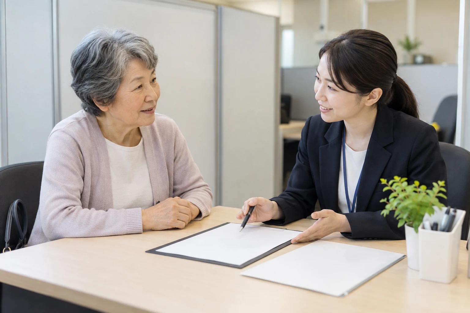 ハローワークの相談員と求人条件を確認する高齢女性のイメージ