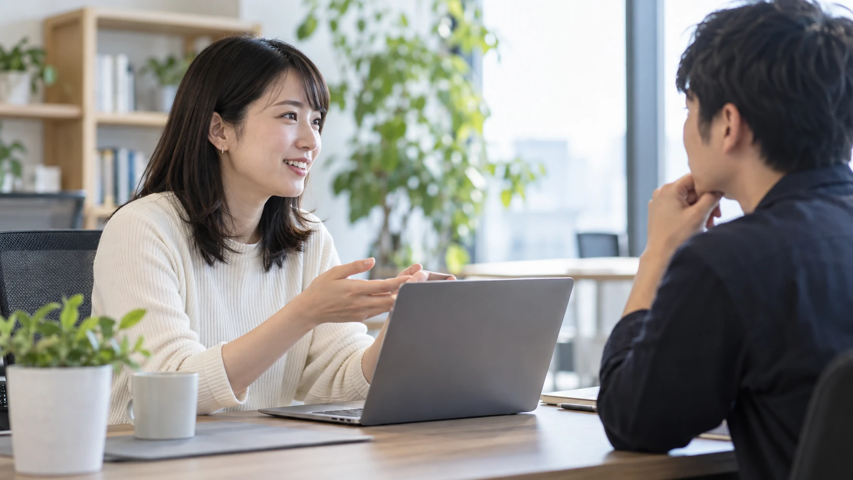 ITスキルを使う仕事を検討する女性