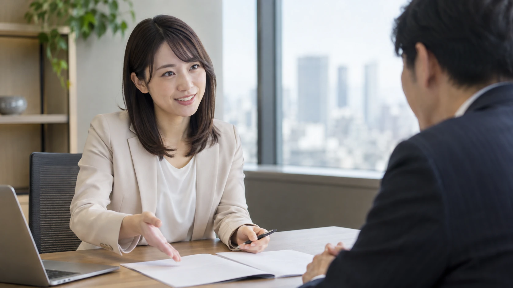 営業や提案の仕事をする女性