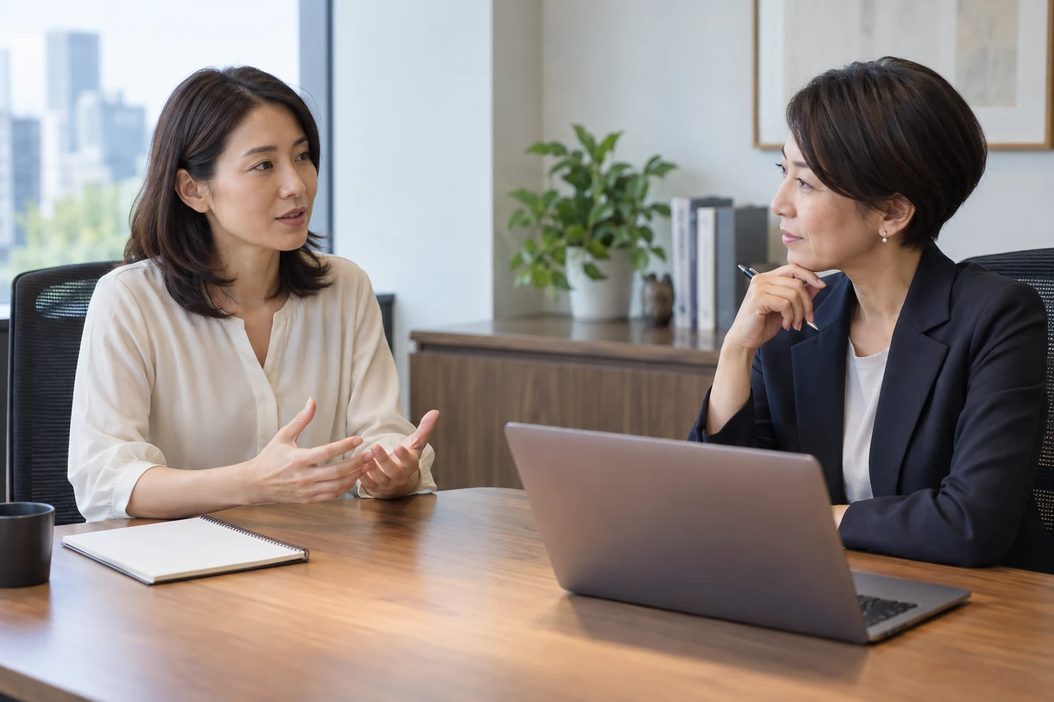 上司に転職後の業務について相談する日本人女性