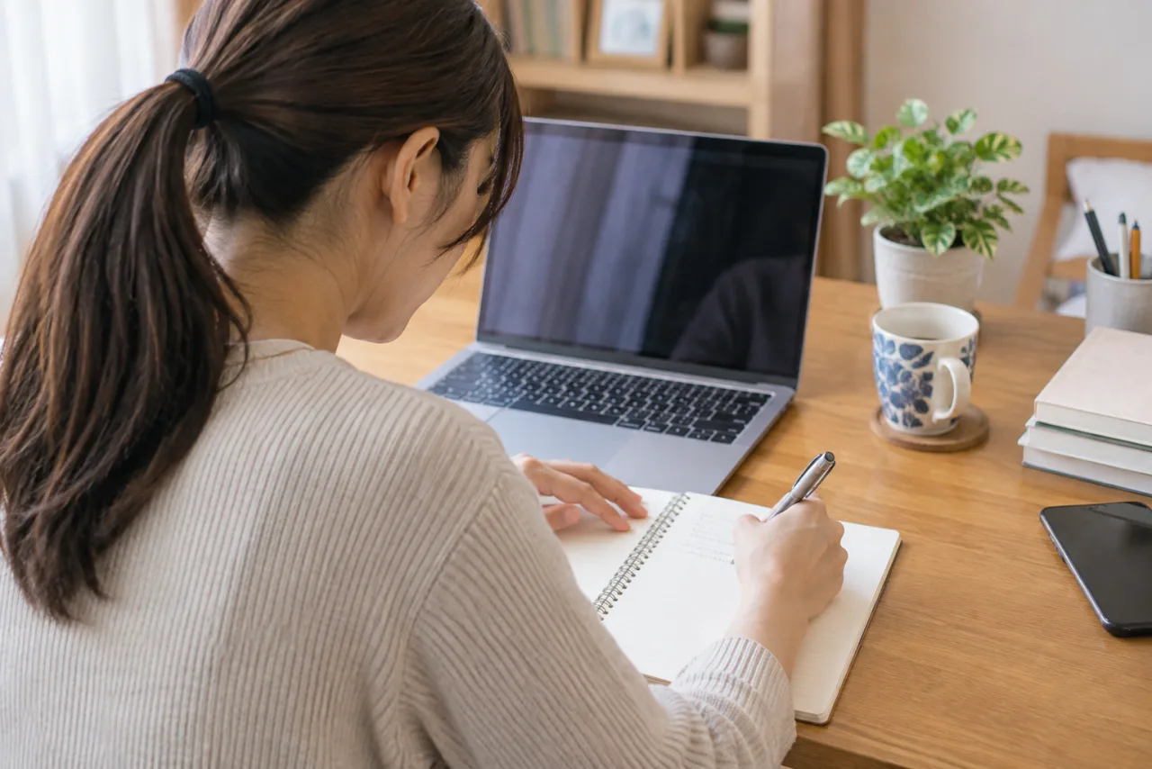 日本人女性が転職を考えた出来事と残したい条件をノートに整理している