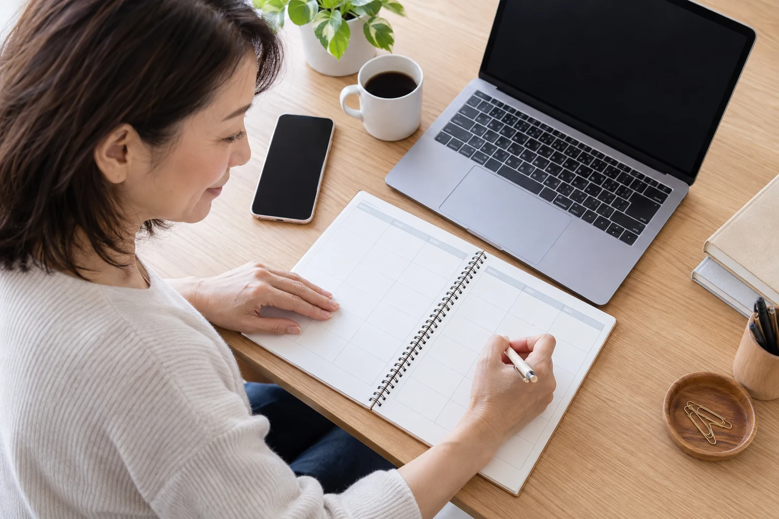 日本人女性が転職アプリとブラウザの使い分けを一週間試す計画を立てる