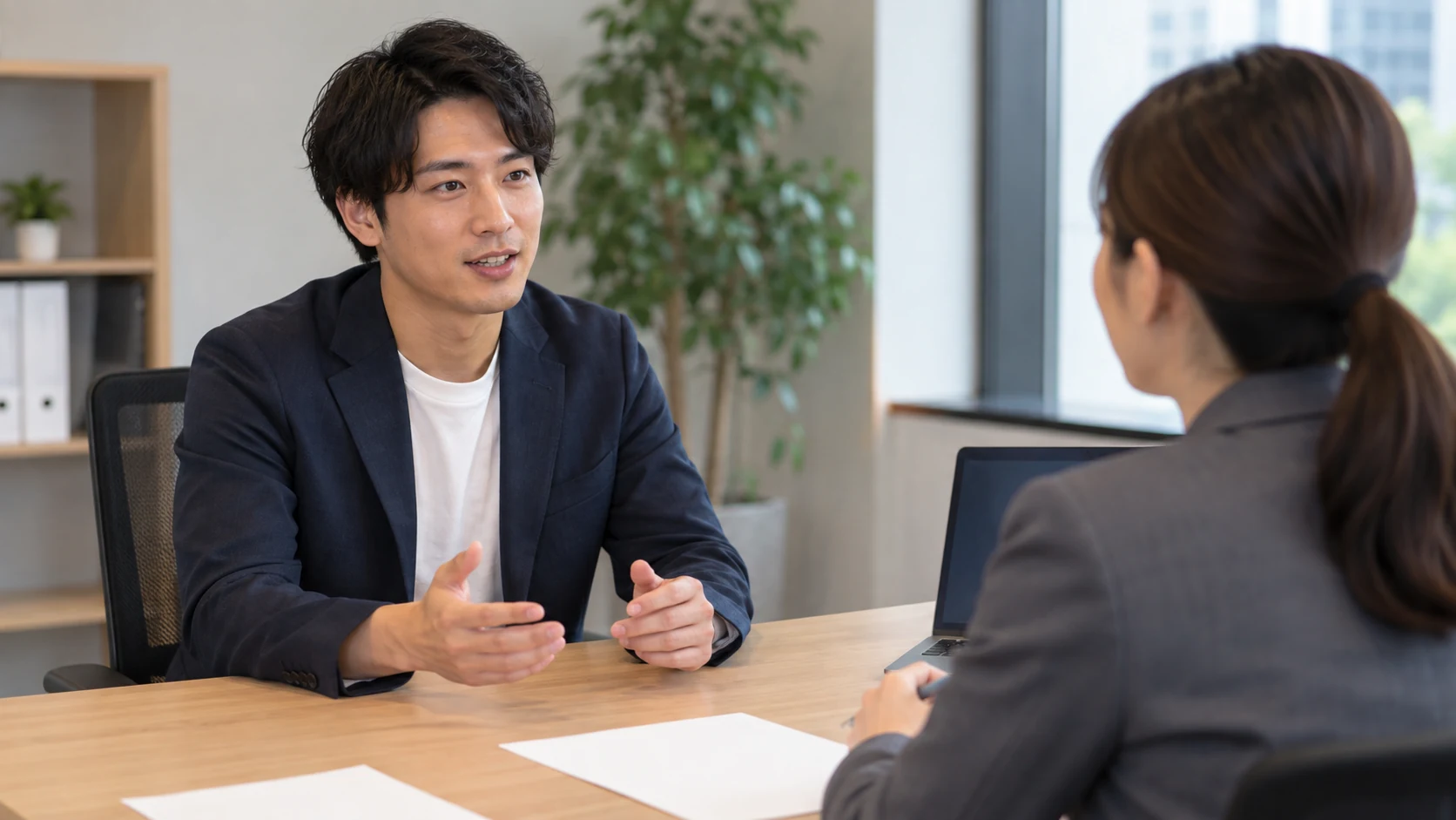 複数の求人票を比較する日本人女性