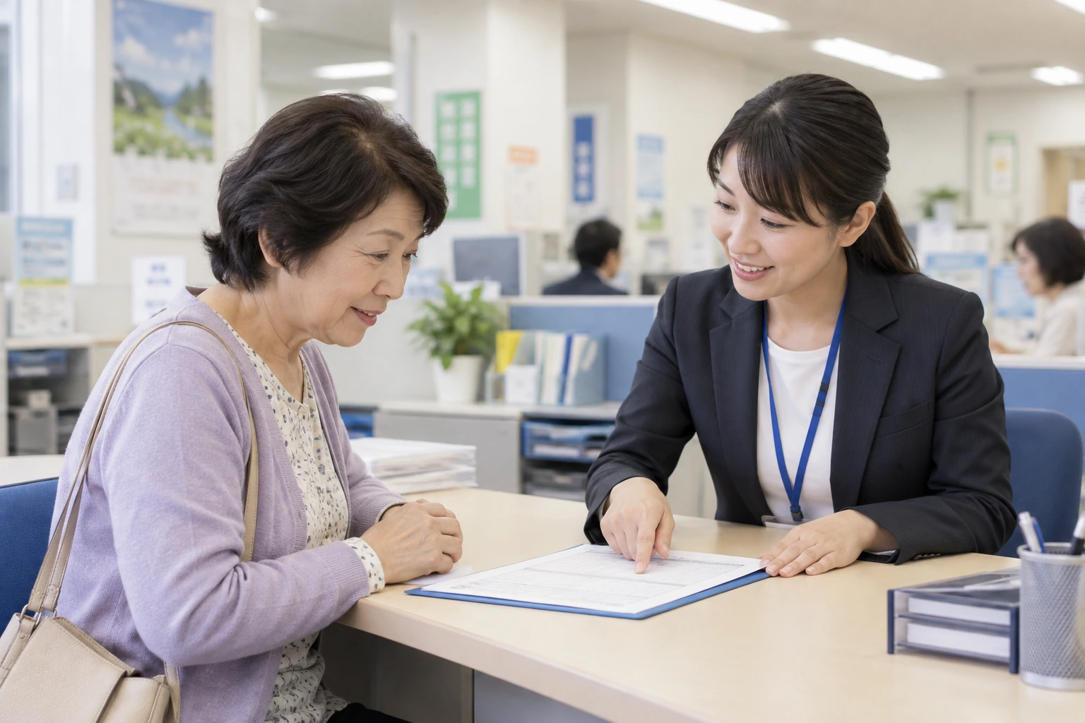 ハローワークの相談窓口で求人票について質問する60歳以上の女性