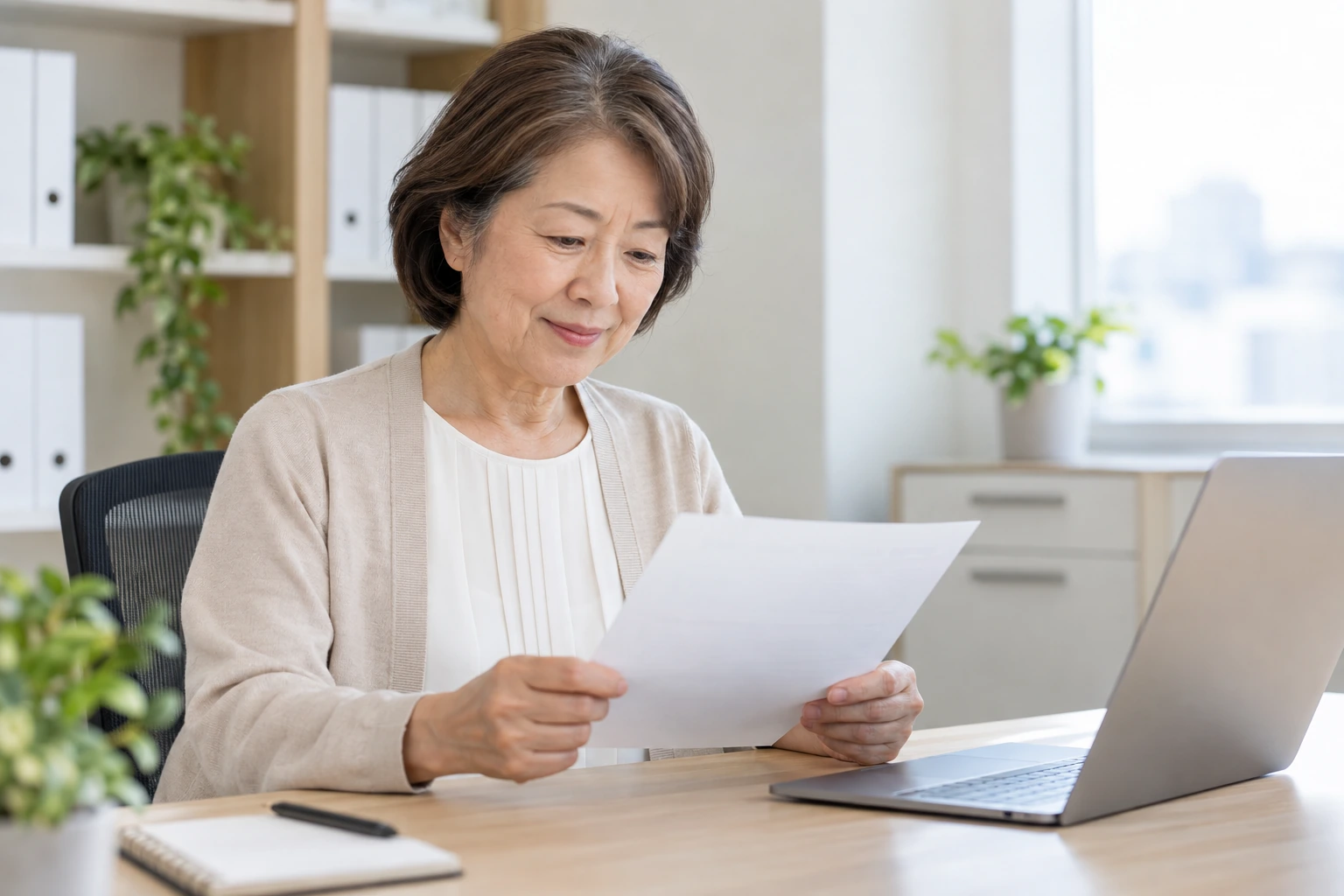 求人票の年齢条件と契約更新欄を確認する60歳以上の女性