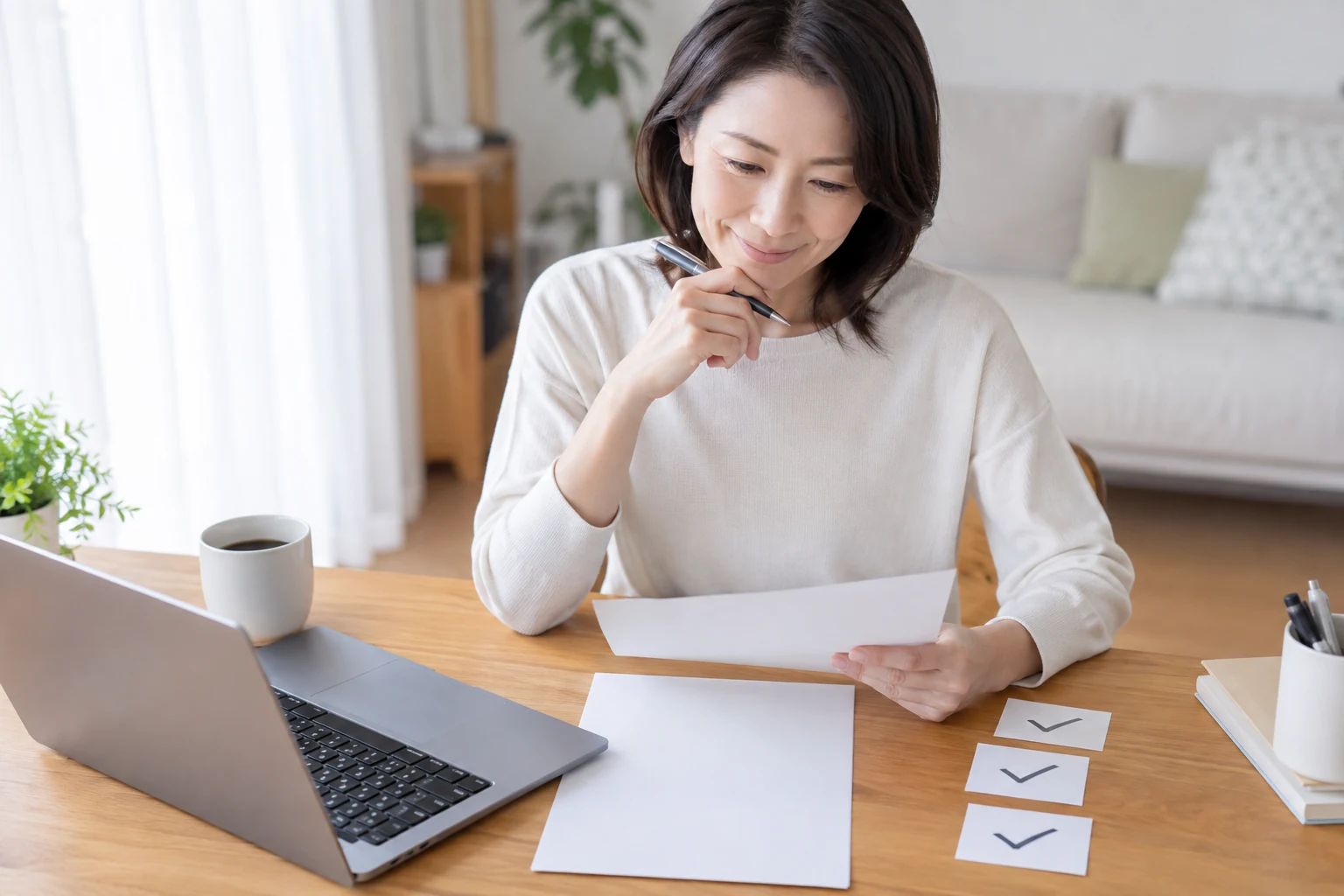 日本人女性がハローワーク求職登録の最終チェックをする