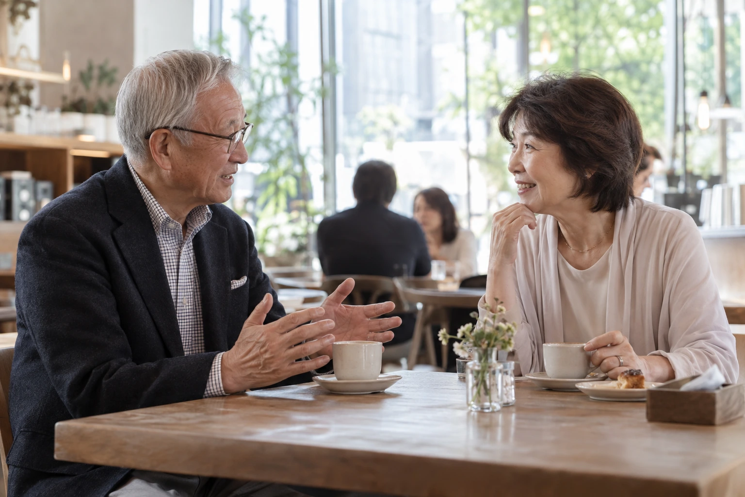 日本人のシニア男女が昼間のカフェで初対面の会話をする様子
