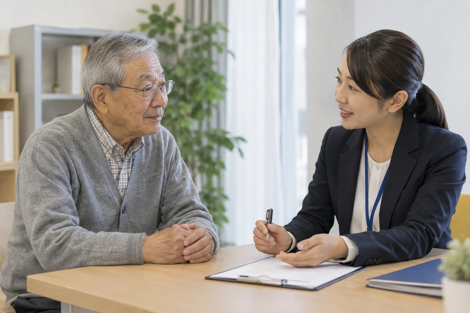 日本人のシニア男性が相談窓口で婚活の不安を話す様子