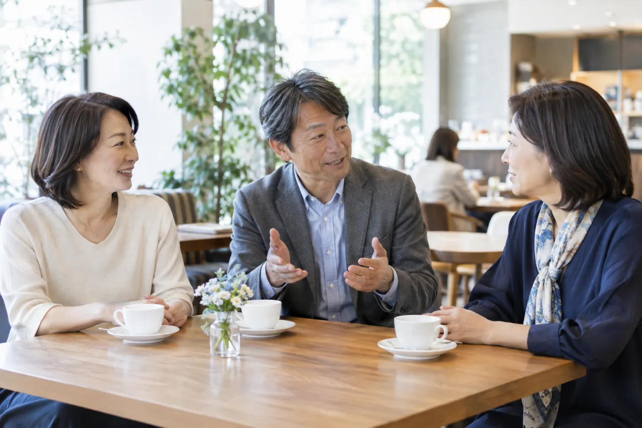 日本人の知人がカフェで50代の男女を紹介している