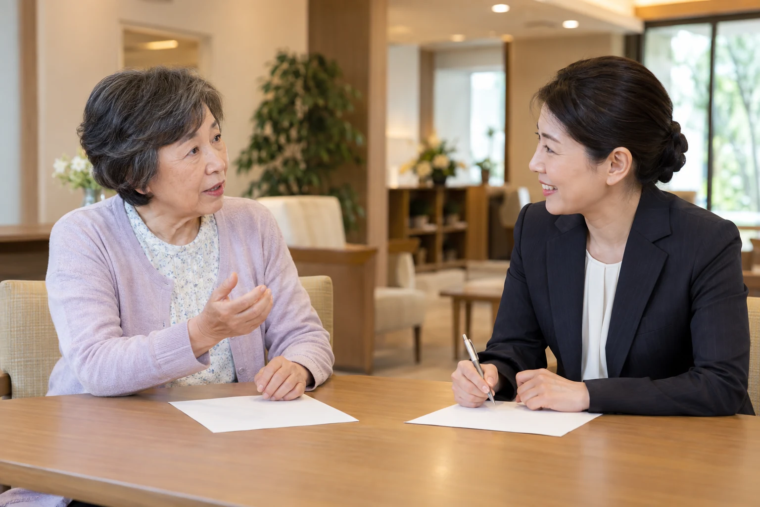 日本人女性が有料老人ホームの介護と医療の対応範囲を質問する