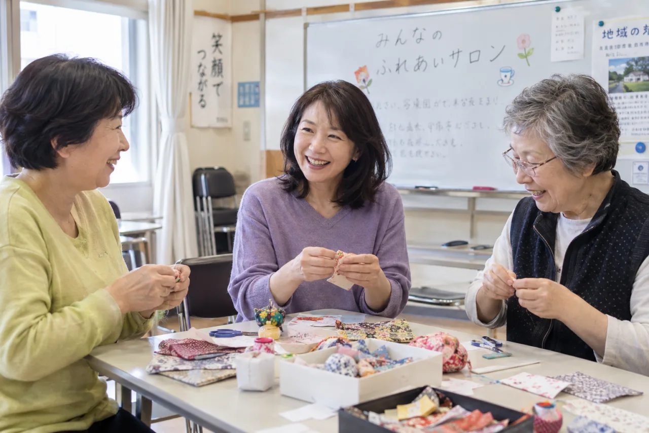 日本人女性たちが地域の小さな活動で無理のない距離を保ちながら交流している