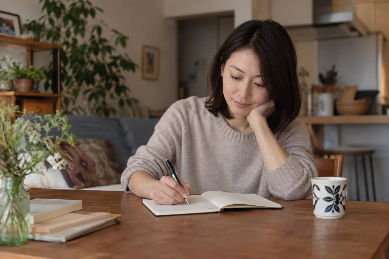 日本人の一人暮らしの女性が帰宅して静かな部屋で靴を脱ぐ