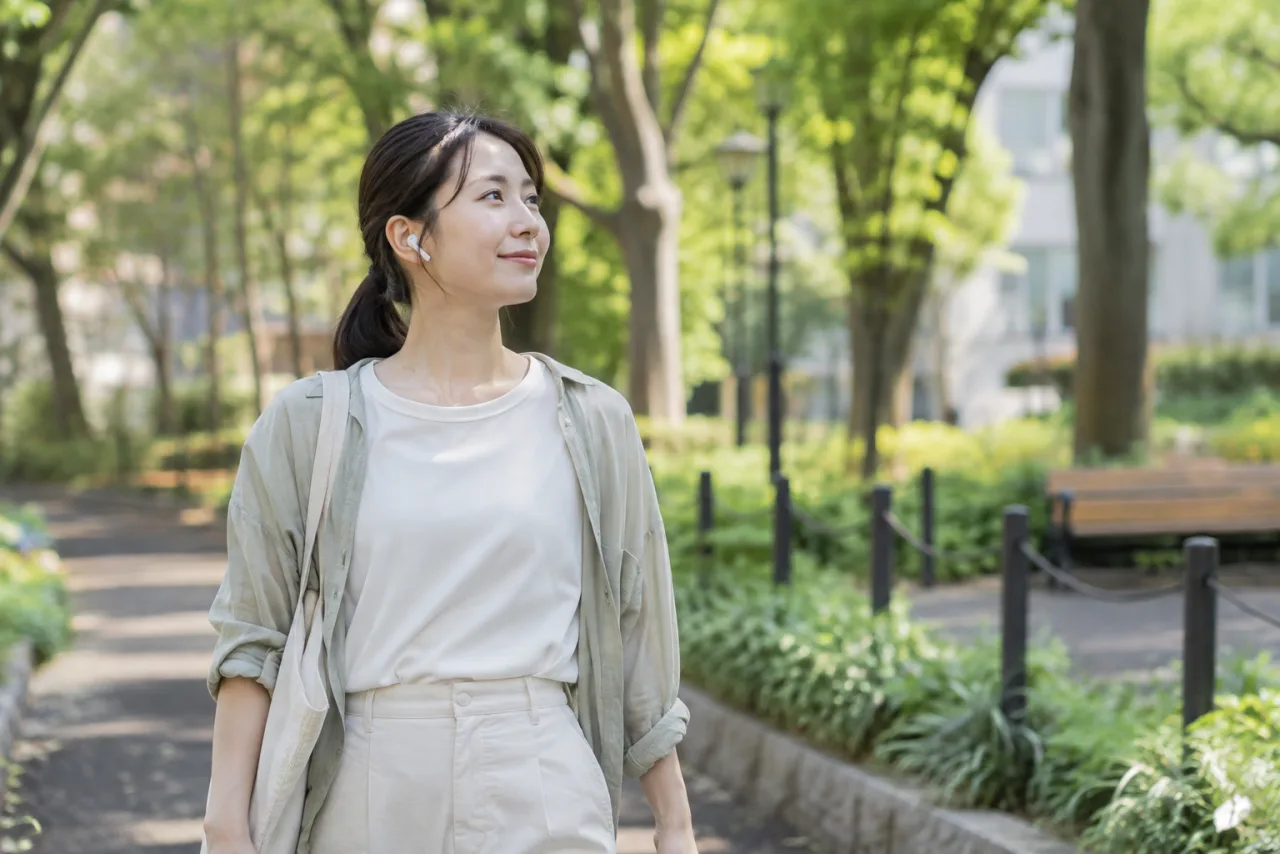 日本人女性が自宅から信頼できる相手に短い電話をする