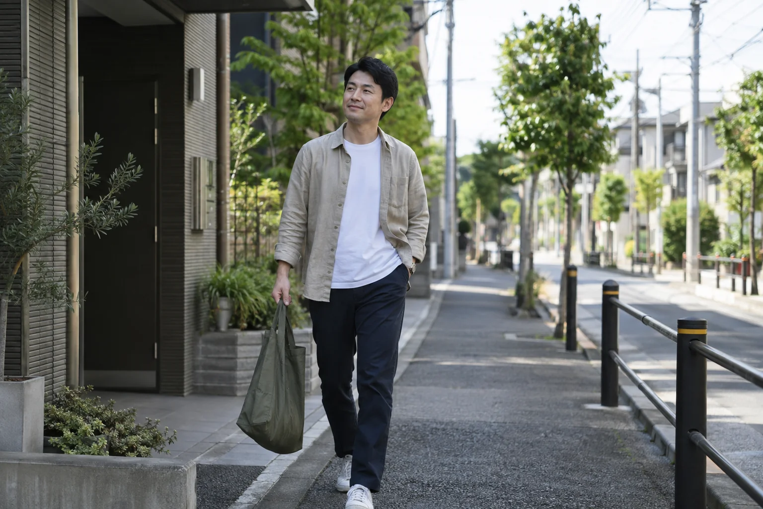 帰省しない週末の朝に赴任先の街を歩く日本人男性