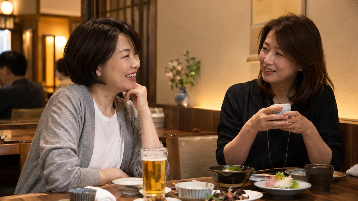 月に一度の夕食を楽しむ40代の友人同士の編集イメージ